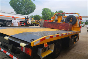 八步附近拖车电话号码服务